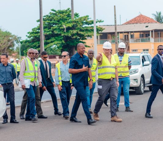 Primeiro-ministro visita obras da marginal, reconhece algumas falhas e promete correções