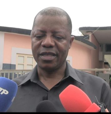 Primeiro-ministro visita hospital e reafirma esforço «titânico» do governo para melhoria da situação