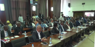 Parlamento suspende debate de moção censura contra governo por incompatibilidade de 2 deputados