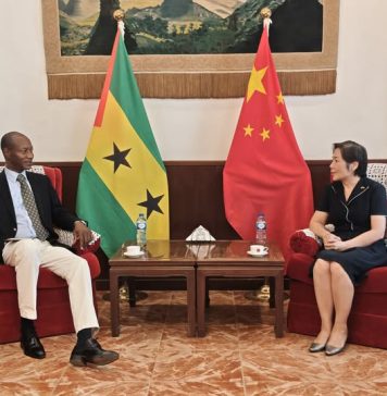 Embaixadora chinesa recebe o novo embaixador são-tomense para China