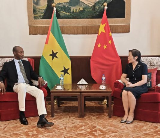 Embaixadora chinesa recebe o novo embaixador são-tomense para China